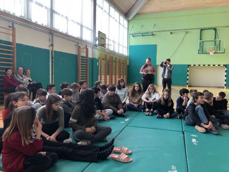 Mladi iz različnih evropskih držav z učenci OŠ Šalovci o digitalizaciji 6